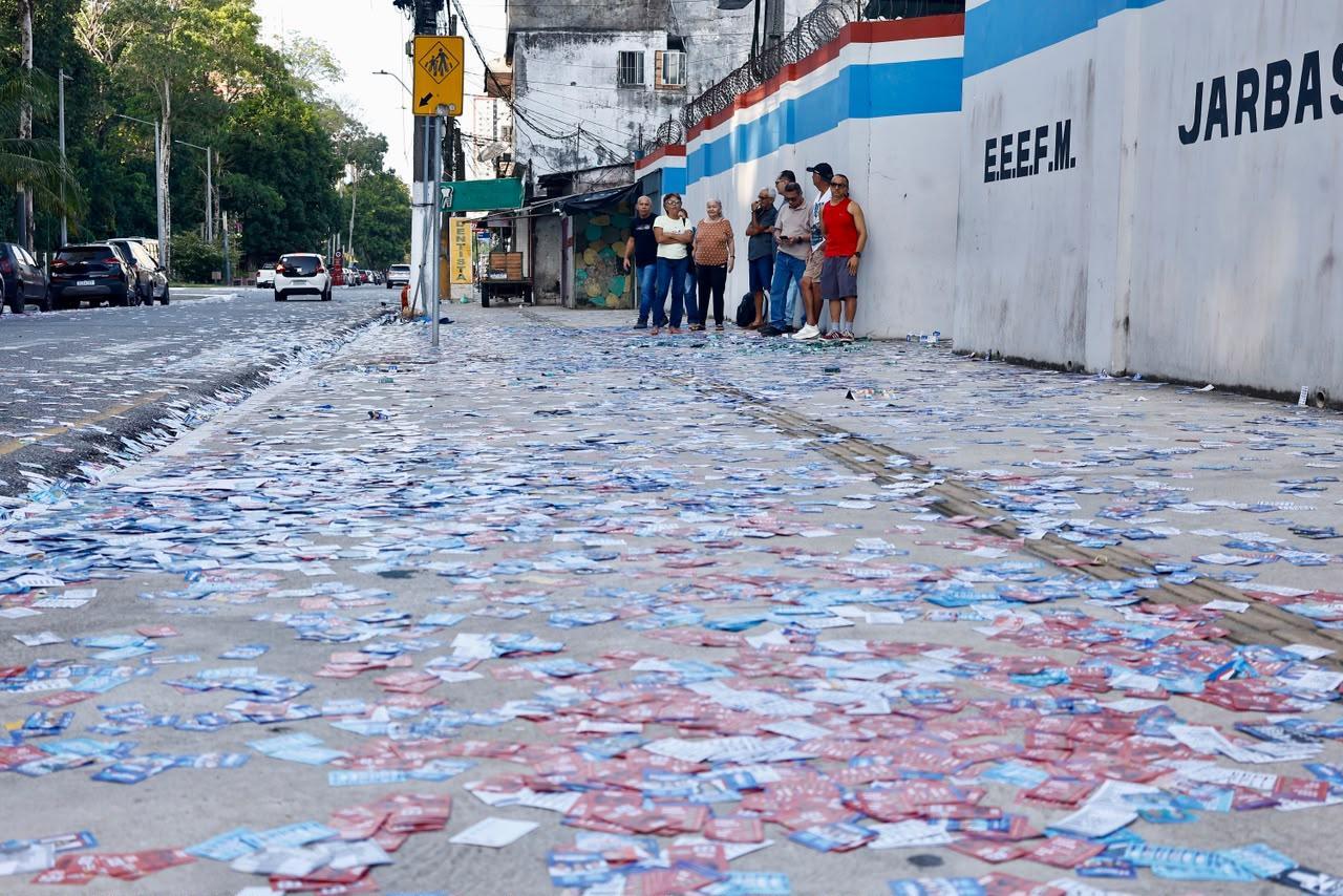 Belém amanheceu, neste domingo (4), com muitos “santinhos” (propaganda eleitoral) espalhadas pelas ruas, principalmente às proximidades e em frente a locais de votação, nesse primeiro turno das eleições 2026